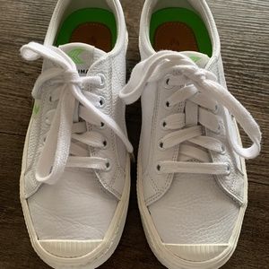 Like New Women’s Cariuma Leather Sneakers